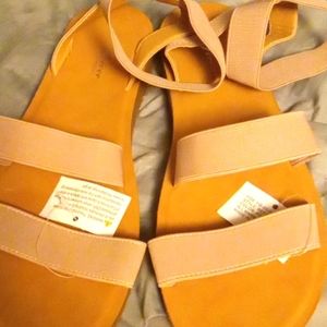 pair pf womens  forever comfort light tan sandals size 10